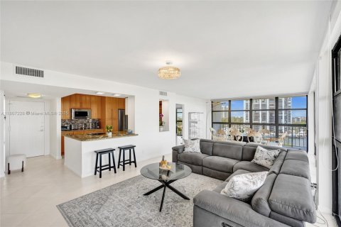 Condo in Hallandale Beach, Florida, 3 bedrooms № 2182244 - photo 6