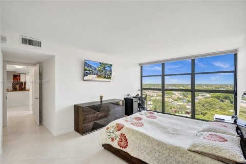 Condo in Hallandale Beach, Florida, 3 bedrooms № 2182244 - photo 29
