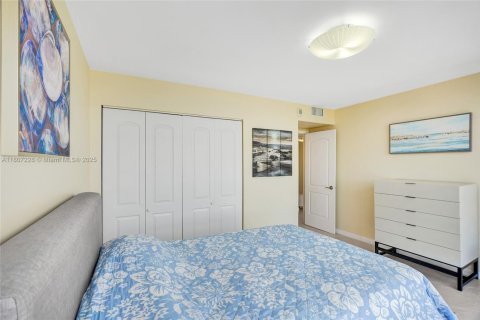 Condo in Hallandale Beach, Florida, 3 bedrooms № 2182244 - photo 26