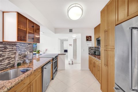 Condo in Hallandale Beach, Florida, 3 bedrooms № 2182244 - photo 18