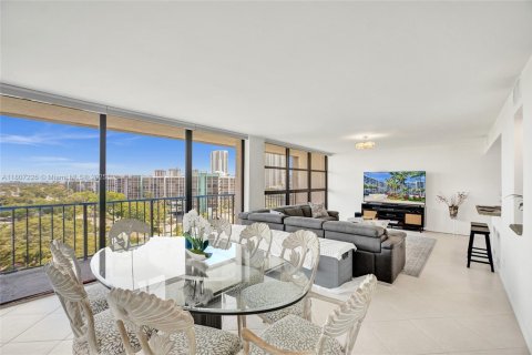 Condo in Hallandale Beach, Florida, 3 bedrooms № 2182244 - photo 8