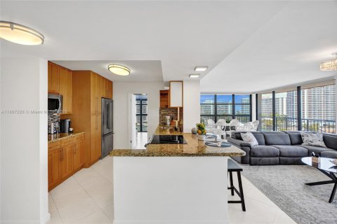 Condo in Hallandale Beach, Florida, 3 bedrooms № 2182244 - photo 4