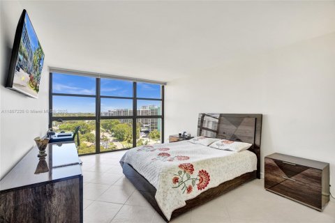 Condo in Hallandale Beach, Florida, 3 bedrooms № 2182244 - photo 28