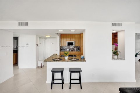 Condo in Hallandale Beach, Florida, 3 bedrooms № 2182244 - photo 15