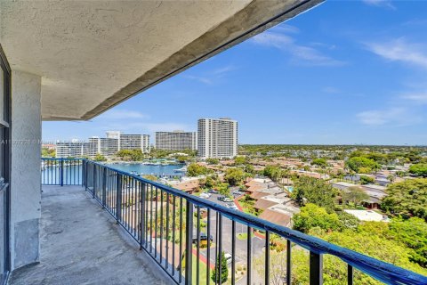 Condo in Hallandale Beach, Florida, 3 bedrooms № 2182244 - photo 10