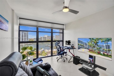 Condo in Hallandale Beach, Florida, 3 bedrooms № 2182244 - photo 20