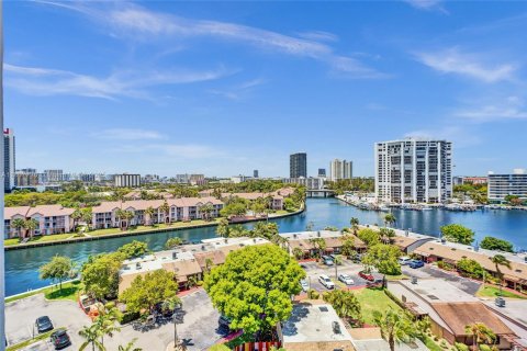 Condo in Hallandale Beach, Florida, 3 bedrooms № 2182244 - photo 23