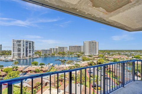 Condo in Hallandale Beach, Florida, 3 bedrooms № 2182244 - photo 11