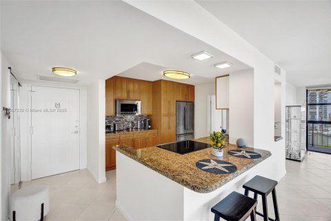 Condo in Hallandale Beach, Florida, 3 bedrooms № 2182244 - photo 16
