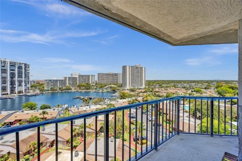 Condo in Hallandale Beach, Florida, 3 bedrooms № 2182244 - photo 13