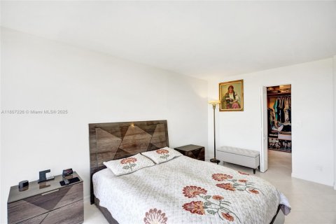 Condo in Hallandale Beach, Florida, 3 bedrooms № 2182244 - photo 30