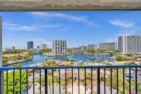 Condo in Hallandale Beach, Florida, 3 bedrooms № 2182244 - photo 12