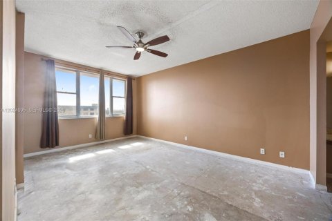 Copropriété à vendre à Hollywood, Floride: 2 chambres, 105.17 m2 № 2257344 - photo 14