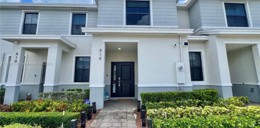 Townhouse in Florida City, Florida 3 bedrooms, 128.21 sq.m. № 1862002