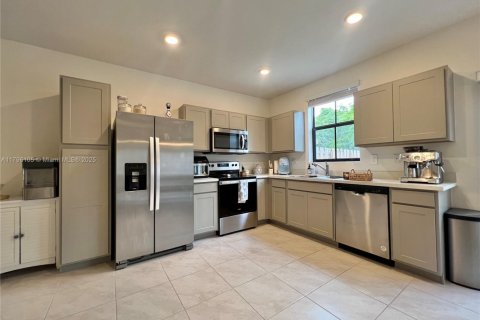 Townhouse in Florida City, Florida 3 bedrooms, 128.21 sq.m. № 1862002 - photo 17