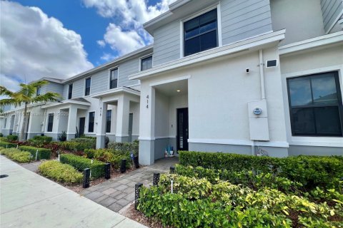 Townhouse in Florida City, Florida 3 bedrooms, 128.21 sq.m. № 1862002 - photo 2