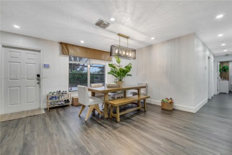 House in Hollywood, Florida 4 bedrooms, 137.5 sq.m. № 1703256 - photo 5