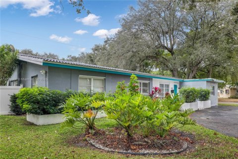 House in Hollywood, Florida 4 bedrooms, 137.5 sq.m. № 1703256 - photo 2