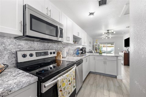 Купить коммерческую недвижимость в Майами, Флорида 222.69м2, № 2048550 - фото 8