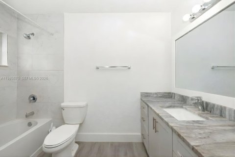 Купить коммерческую недвижимость в Майами, Флорида 222.69м2, № 2048550 - фото 12