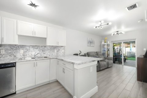 Купить коммерческую недвижимость в Майами, Флорида 222.69м2, № 2048550 - фото 6