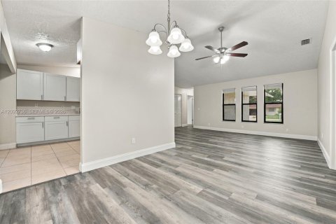 Casa en venta en Port St. Lucie, Florida, 3 dormitorios, 127.28 m2 № 2382810 - foto 7