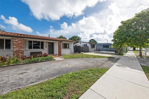 Immobilier commercial à vendre à Miami, Floride: 278.52 m2 № 1996606 - photo 3