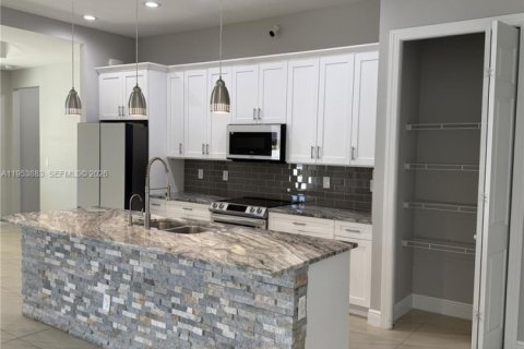 Casa en venta en Lehigh Acres, Florida, 4 dormitorios, 217.67 m2 № 2008045 - foto 7