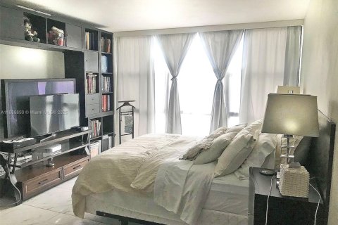 Condominio en alquiler en Hallandale Beach, Florida, 3 dormitorios, 132.85 m2 № 1939197 - foto 10