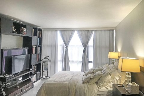 Condominio en alquiler en Hallandale Beach, Florida, 3 dormitorios, 132.85 m2 № 1939197 - foto 11