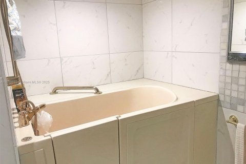 Condominio en alquiler en Hallandale Beach, Florida, 3 dormitorios, 132.85 m2 № 1939197 - foto 15