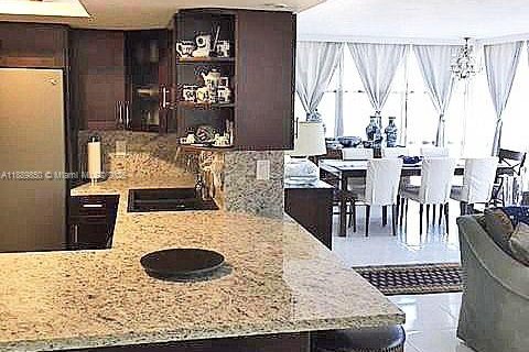 Condominio en alquiler en Hallandale Beach, Florida, 3 dormitorios, 132.85 m2 № 1939197 - foto 1