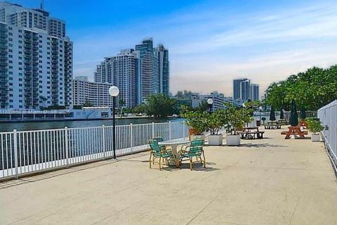 Condominio en alquiler en Hallandale Beach, Florida, 3 dormitorios, 132.85 m2 № 1939197 - foto 24