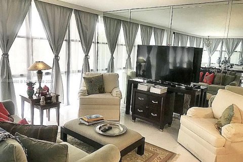 Condominio en alquiler en Hallandale Beach, Florida, 3 dormitorios, 132.85 m2 № 1939197 - foto 6