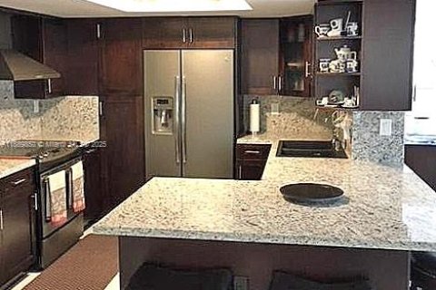 Condominio en alquiler en Hallandale Beach, Florida, 3 dormitorios, 132.85 m2 № 1939197 - foto 2