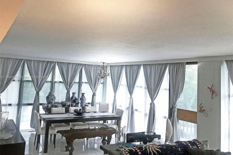 Condominio en alquiler en Hallandale Beach, Florida, 3 dormitorios, 132.85 m2 № 1939197 - foto 4