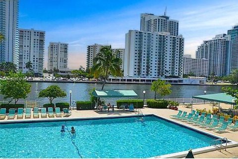 Condominio en alquiler en Hallandale Beach, Florida, 3 dormitorios, 132.85 m2 № 1939197 - foto 23