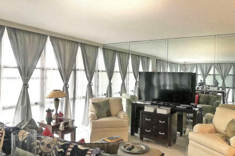 Condominio en alquiler en Hallandale Beach, Florida, 3 dormitorios, 132.85 m2 № 1939197 - foto 5