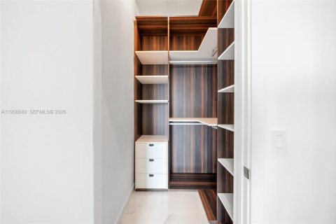 Condo in Miami, Florida, 4 bedrooms  № 2019925 - photo 25