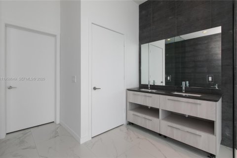 Condo in Miami, Florida, 4 bedrooms  № 2019925 - photo 11