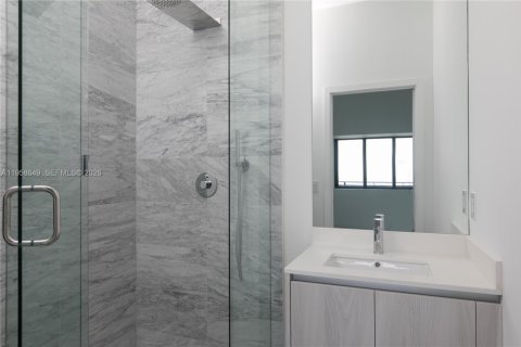 Condo in Miami, Florida, 4 bedrooms  № 2019925 - photo 17