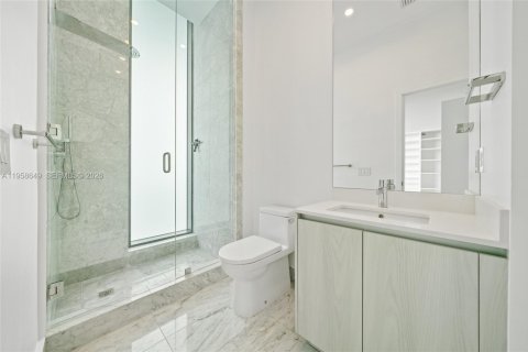 Condo in Miami, Florida, 4 bedrooms  № 2019925 - photo 29