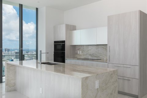 Condo in Miami, Florida, 4 bedrooms  № 2019925 - photo 5