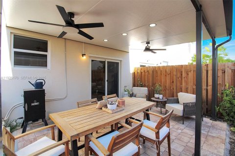 Townhouse in Homestead, Florida 3 bedrooms, 133.97 sq.m. № 1989872 - photo 16
