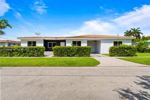 House in Miami Springs, Florida 7 bedrooms № 2374819