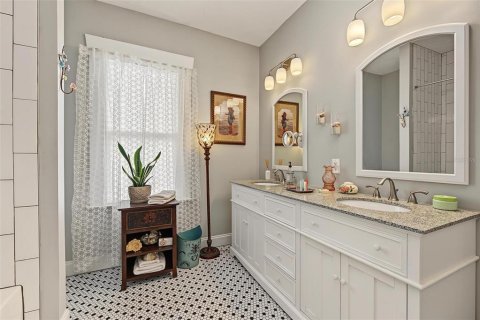 Casa en venta en Tampa, Florida, 2 dormitorios, 104.79 m2 № 2410351 - foto 13