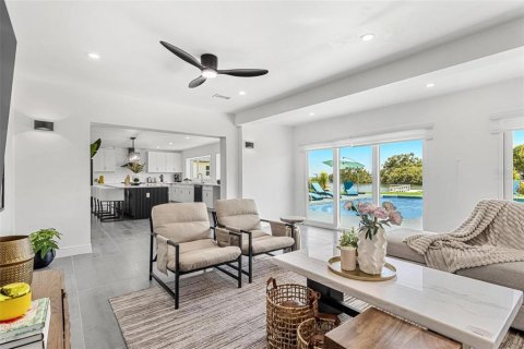 House in Saint Petersburg, Florida 4 bedrooms, 323.02 sq.m. № 1899886 - photo 6