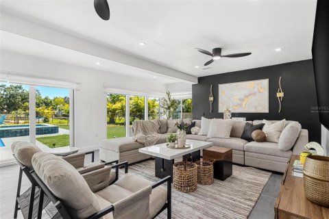 House in Saint Petersburg, Florida 4 bedrooms, 323.02 sq.m. № 1899886 - photo 8