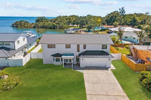 House in Saint Petersburg, Florida 4 bedrooms, 323.02 sq.m. № 1899886 - photo 1