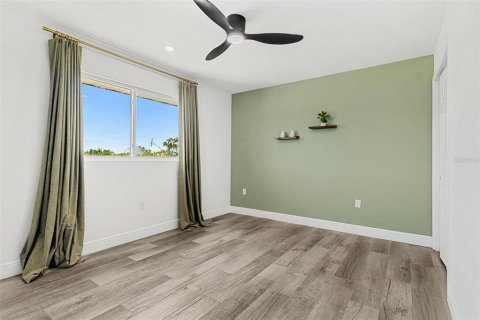 House in Saint Petersburg, Florida 4 bedrooms, 323.02 sq.m. № 1899886 - photo 30